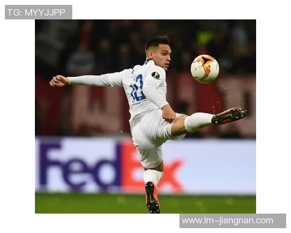 爱德华兹被罚点球后情绪激动返回更衣室怒喊去TMD罚球引发热议